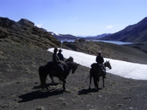 3 reiter mit Ausblick auf Laguna Azul - Patagonien, Anden